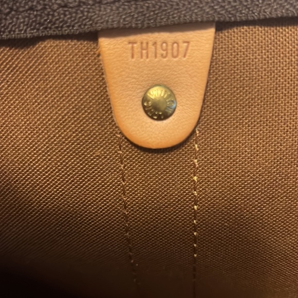 COPY - Authentic Louis Vuitton Monogram Keepall Bandouliere 55 - Picture 10 of 15